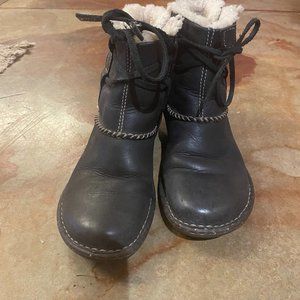 UGG cove boots leather and sheepskin style 5136 size 8